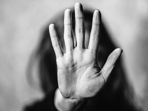Καταγγελία για άγριο ξυλοδαρμό 45χρονης από τον σύντροφό της